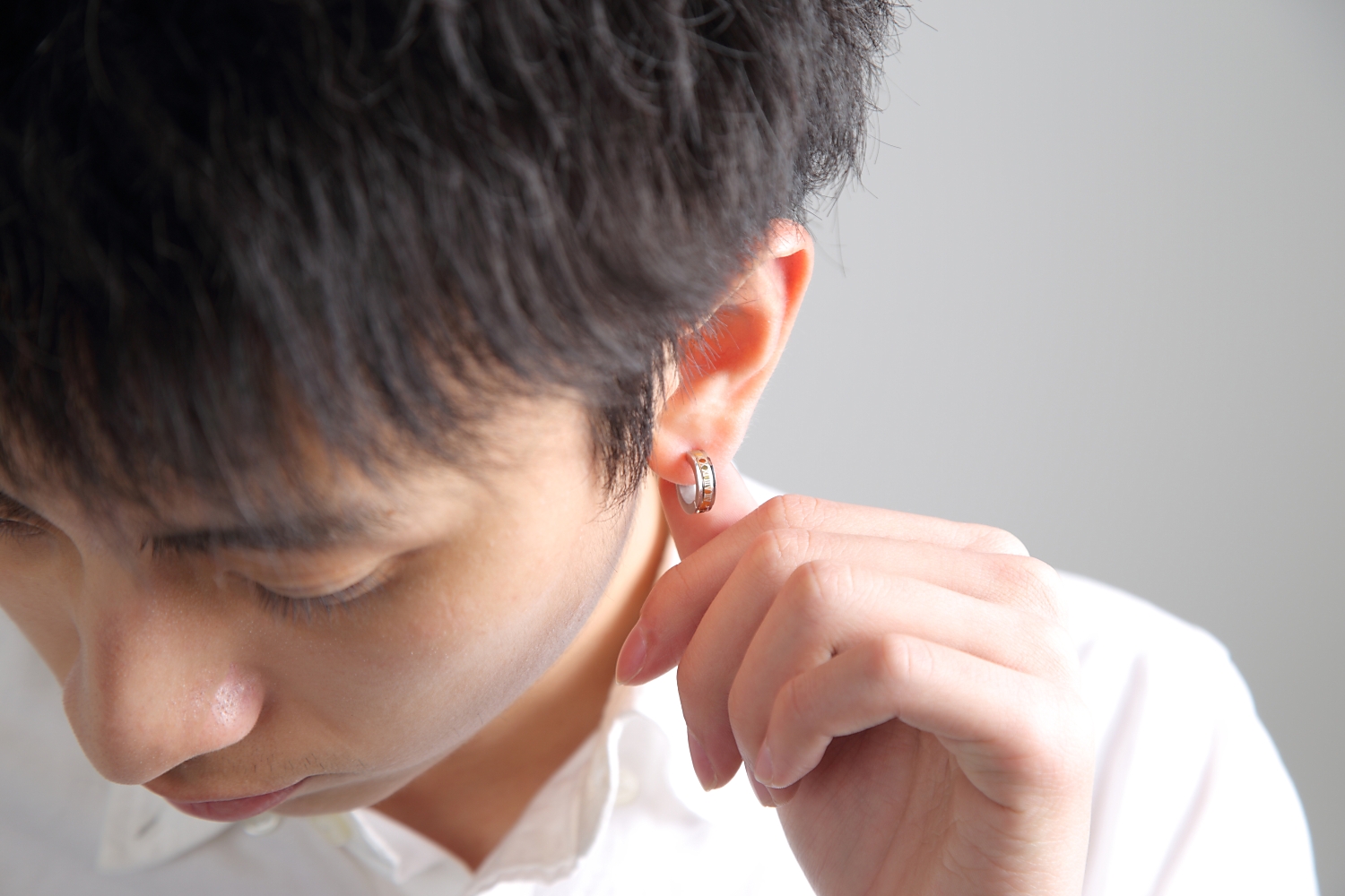 片耳だけのオシャレ。メンズイヤリングの片耳の意味と選び方を徹底解説！ | メンズイヤリング専門店 銀屋