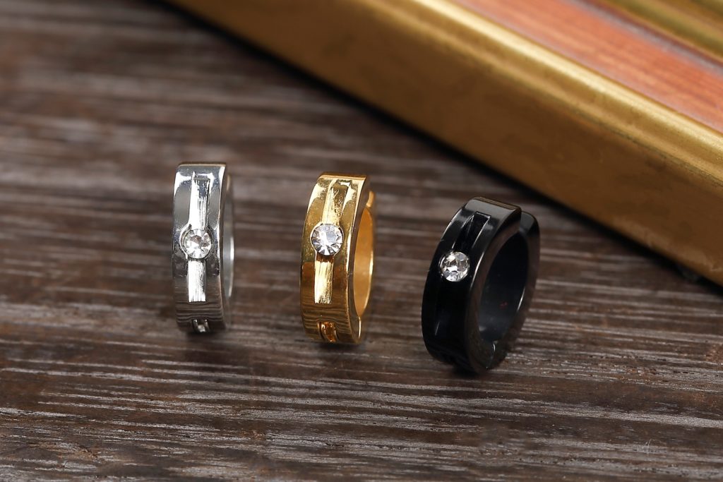 メンズイヤリングは黙って黒を選べ 黒がおすすめな３つの理由とは メンズイヤリング専門店 銀屋